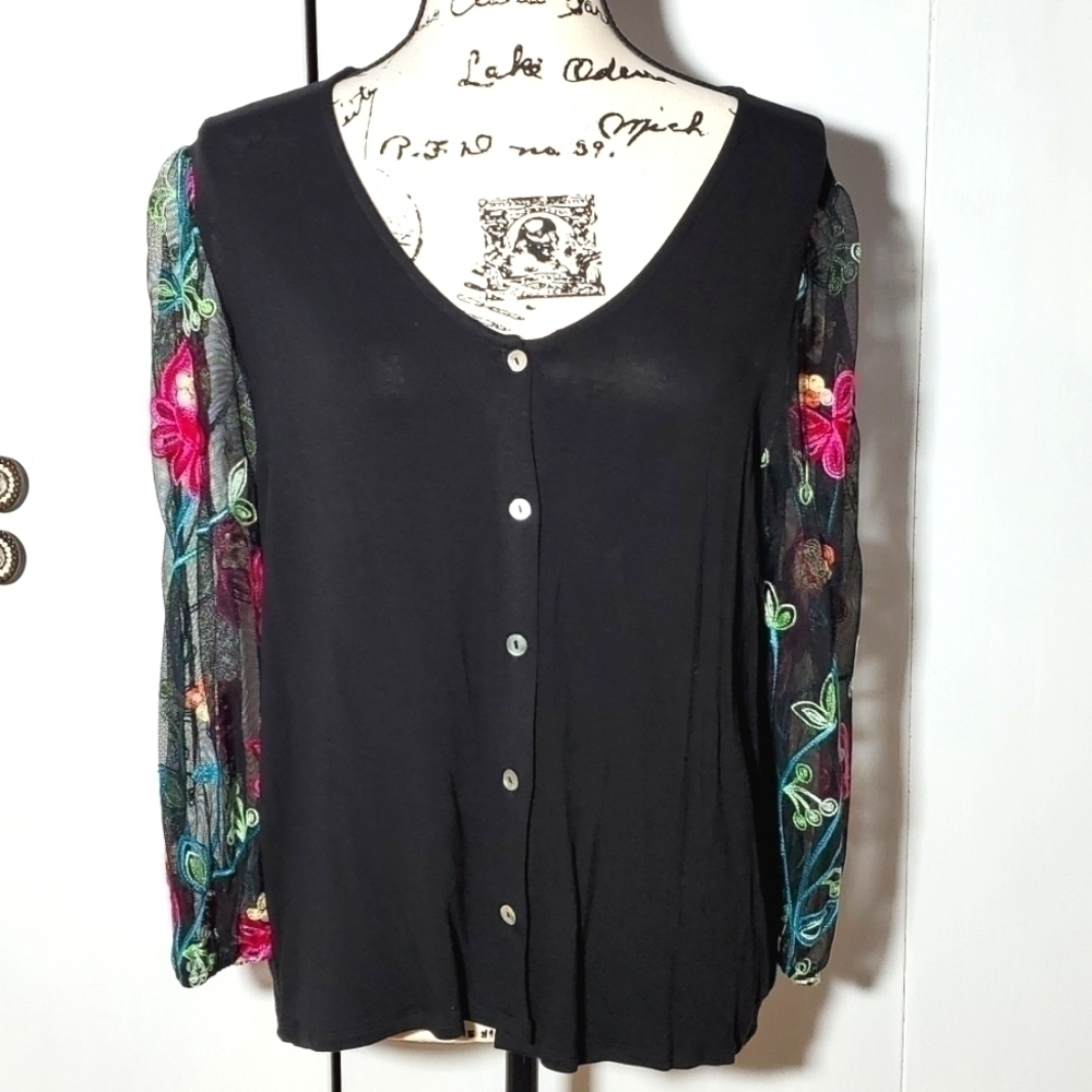 Kim & Cami- Women's Beautiful button front Blouse Floral sheer sleeves Sz.Med